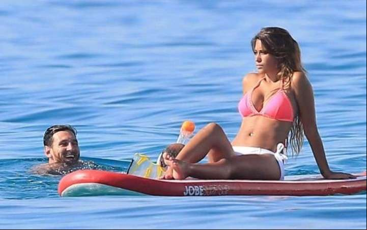 Lio y Antonella, relajados en Ibiza, España. Clarin.com. Deportes Fútbol Internacional.