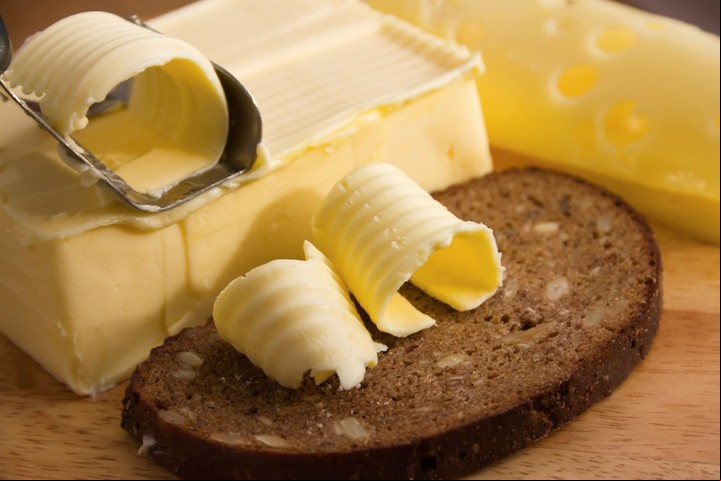 Evitar los lácteos enteros como la manteca y la crema de leche. Buscar opciones descremadas.