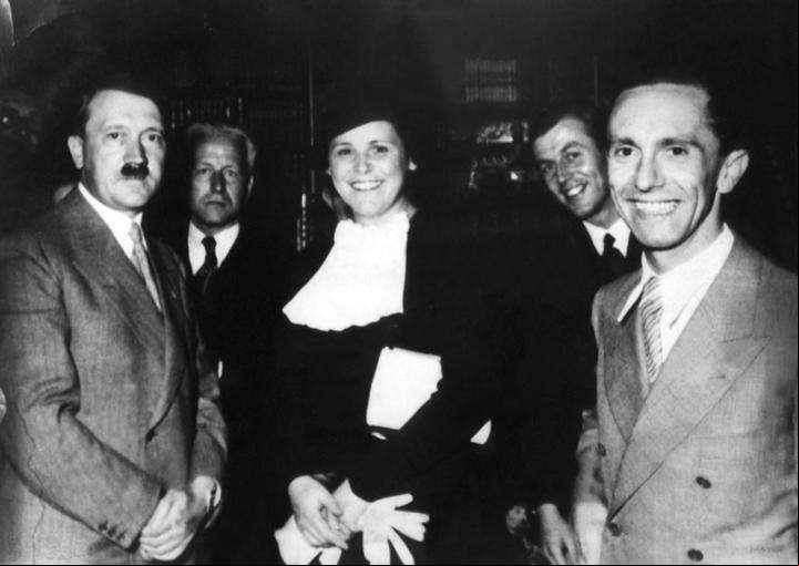 Adolf Hitler (izquierda), la cantante Maria Müller, un hombre sin identificar, y Joseph Goebbels (derecha). Foto: DPA