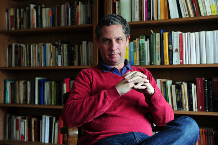 Guillermo Martínez comparte su experiencia con el público durante la presentación de un libro (Foto: Juan Manuel Foglia).