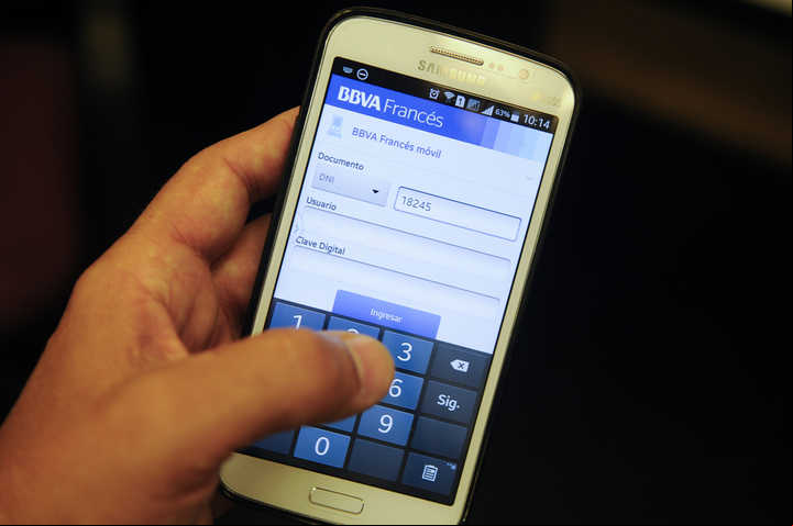 En abril se sumaron 272.835 argentinos a la modalidad mobilebanking, sólo en Red Link. Foto: Néstor García