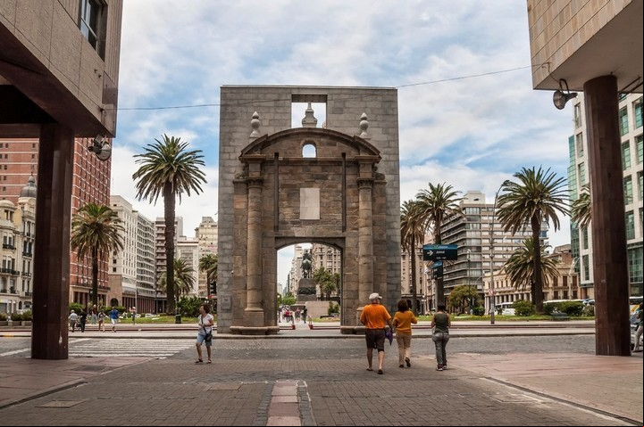 Las calles empedradas de la Ciudad Vieja ofrecen un paseo histórico y cultural inigualable. Foto: Archivo Clarín.