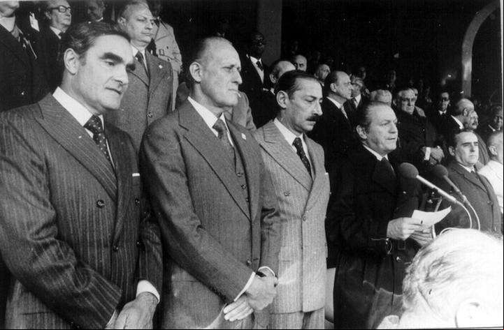 Jorge Rafael Videla y Emilio Eduardo Massera junto a Joao Havelange durante la ceremonia de apertura del Mundial de 1978 en el Monumental.
