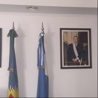 Un intendente tiene el retrato de Macri y el de Néstor Kirchner en su despacho