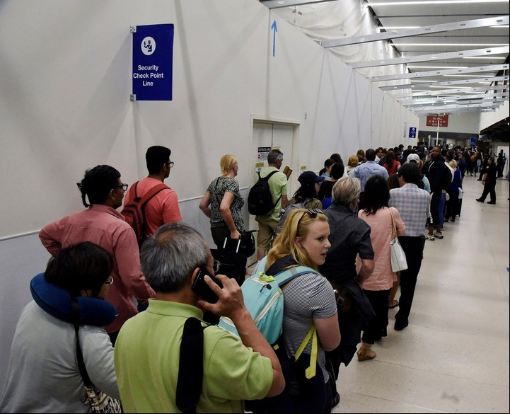 Viajeros haciendo fila en el aeropuerto de Los Ángeles. Foto Reuters.