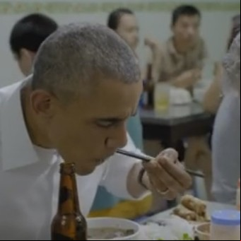 Obama aprende a comer sopa de fideos en Vietnam