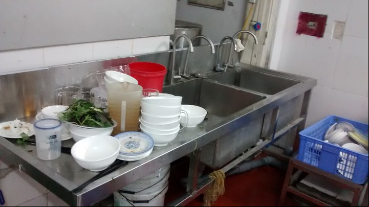 Ya no hay más comida que vender y en la cocina sólo quedan platos sucios.