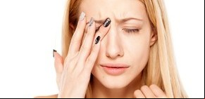 Cuál es la vitamina que falta cuando tiemblan los ojos