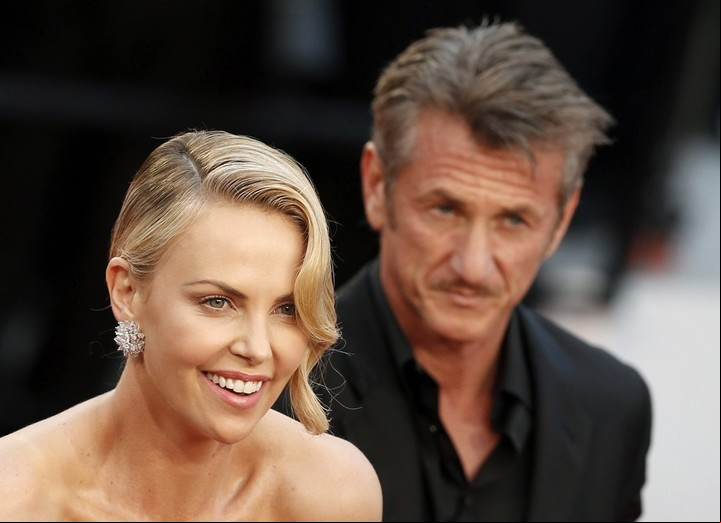 Sean Penn y su ex, Charlize Theron. Habían ganado un Oscar en la misma ceremonia, en 2004, él por "Río Místico" y la sudafricana por "Monster". Foto EFE