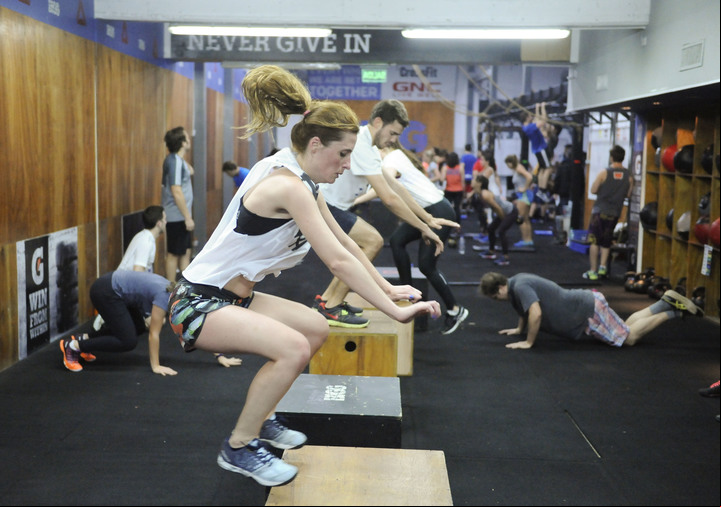 Burpees en un escalón: una variante más exigente. Foto: Archivo Clarín.