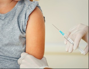 Extienden la vacuna del VPH obligatoria a los varones de 11 años