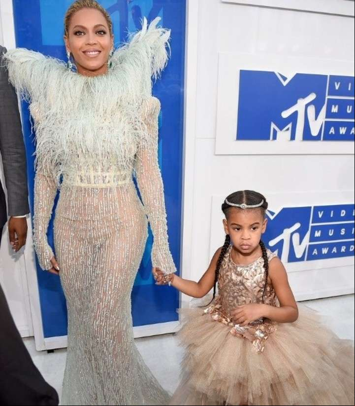 Beyoncé en Mtv Awards 2016, con la pequeña Blue Ivy.