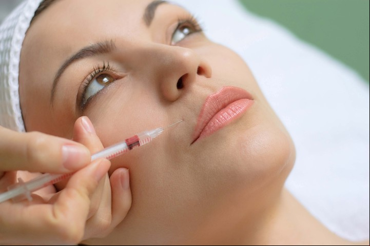 Existen métodos poco invasivos para producir colágeno como la terapia con plasma rico en plaquetas. También exfoliaciones químicas. Foto: Clarín.
