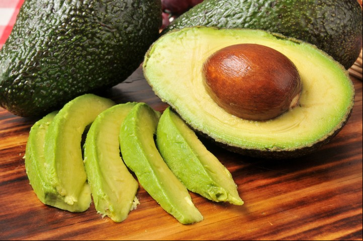 La palta se oxida al estar en o con el aire, por eso, hay que frotarla con limón. Foto: glutenfreegigi.com