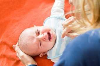 Lo que no tenemos que escuchar: consejos e intromisiones abusivas en la crianza de nuestros hijos