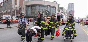 Descarrila un tren en Brooklyn: hay 100 heridos
