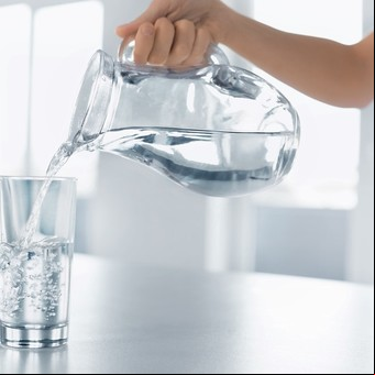 ¿Cuántos vasos de agua debe tomar una persona con hipertensión arterial?