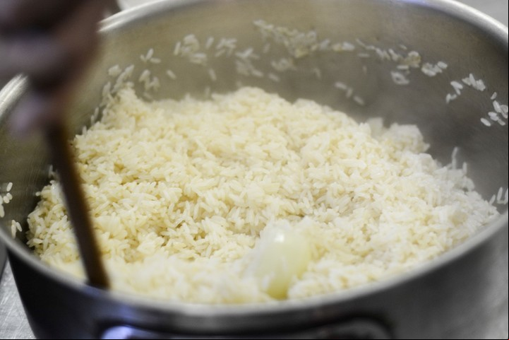 Dos partes de agua por una de arroz: una forma simple pero poco saludable de cocinarlo. La forma tradicional de cocinar el arroz no es la más segura contaminacion con arsenico