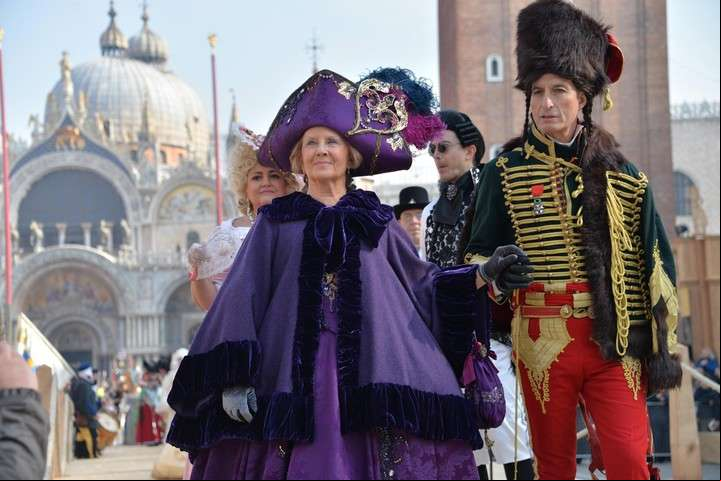 Máscaras y espectaculares trajes de época son el sello distintivo de uno de los carnavales más famosos del mundo (EFE/EPA/ANDREA MEROLA).