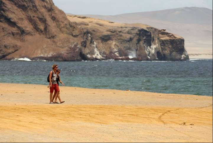 Playa "Lagunillas" dentro de la Reserva de Paracas (EFE/Ernesto Arias)
