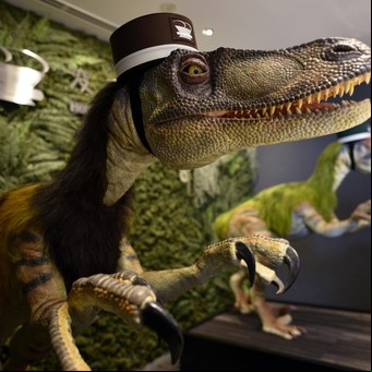 Dos dinosaurios robot son los recepcionistas en un hotel de Tokio