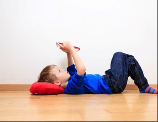 El uso de pantallas táctiles reduce el tiempo de sueño en los chicos