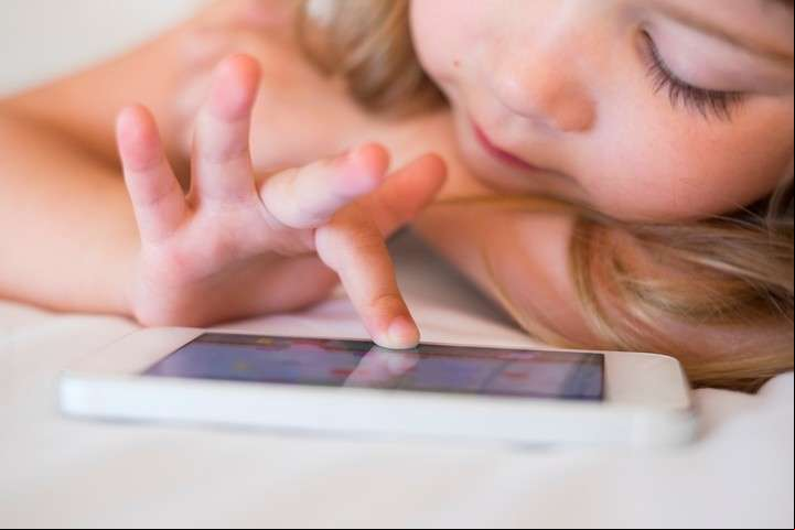 Niños, celulares y tablets.