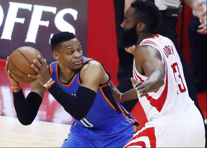 Westbrook intenta sobrepasar a Harden en el duelo de máximos candidatos a MVP de la temporada. EFE/ LARRY W. SMITH