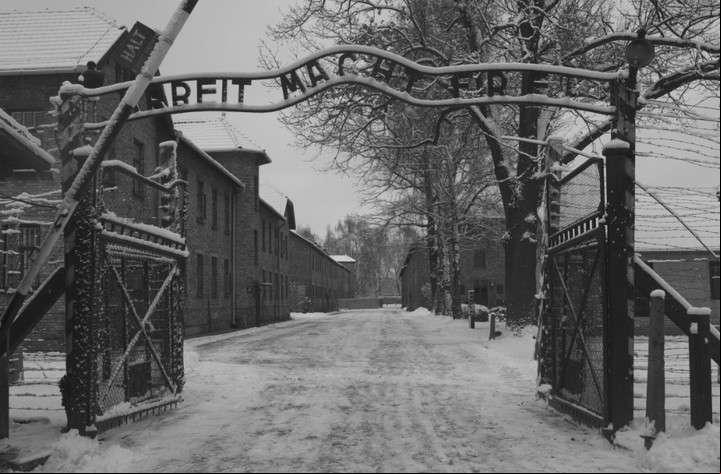 Arbeit Macht Frei: "El trabajo libera", la entrada emblemática de Auschwitz | Clarín entrada al campo de concentracion de Auschwitz holocausto campos de concentracion