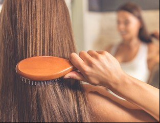 Cuál es la sencilla hierba que ayuda a controlar la caída del cabello 