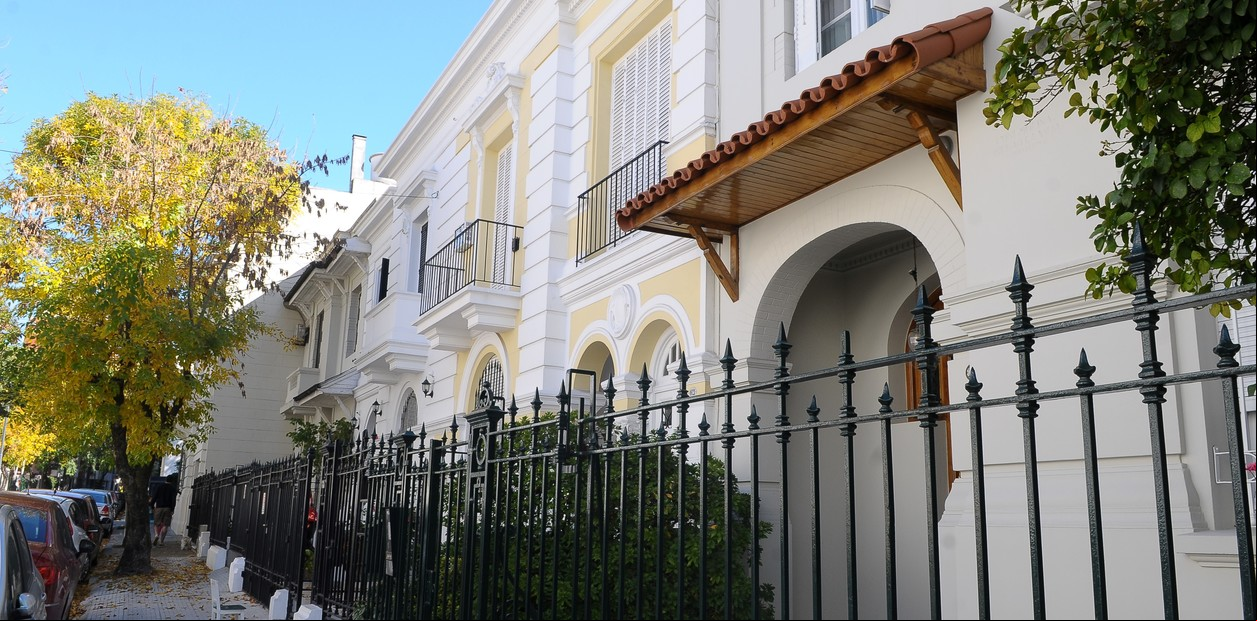Calles adoquinadas y casonas inglesas: cuál es el barrio porteño que enamora con su estilo europeo
