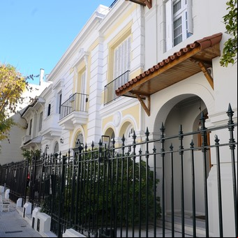 Calles adoquinadas y casonas inglesas: cuál es el barrio porteño que enamora con su estilo europeo