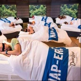 Un gimnasio ofrece clases de siesta para padres cansados
