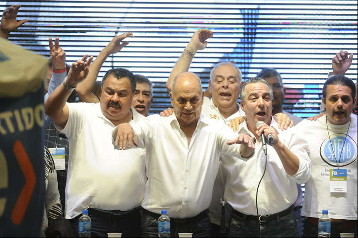 Gerónimo "Momo" Venegas con otros sindicalistas de su espacio.
