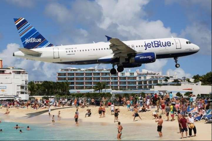 Un avión a punto de tomar tierra en el aeropuerto Princess Juliana de Sint Maarten (Boarding1Now / Getty Images).