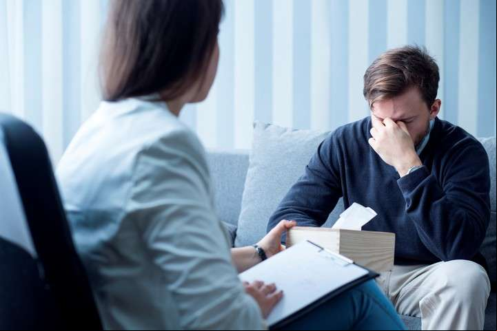 Cuando la tristeza de una separación persiste, la terapia ayuda.