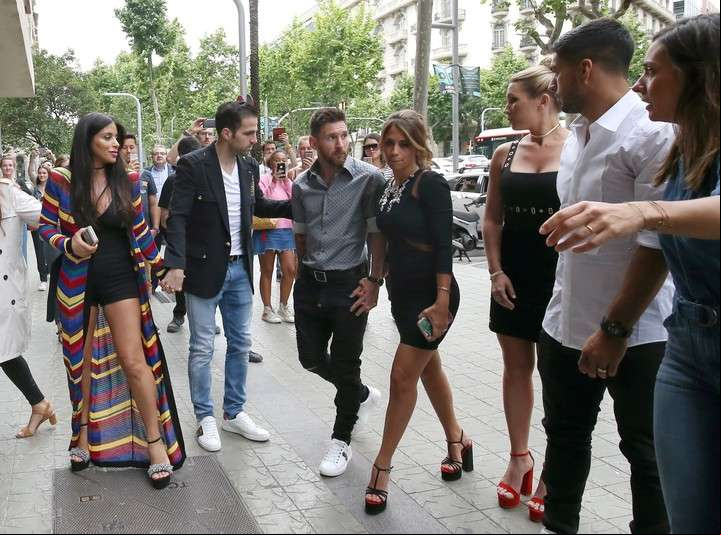 Lionel Messi, Antonella Roccuzzo, Luis Suarez y Sofia Balbi en Barcelona. (REUTERS/Albert Gea).