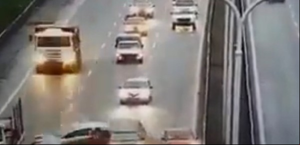 El sueño de Homero Simpson en el GBA: volcó un camión y el Camino del Buen Ayre se inundó con cerveza
