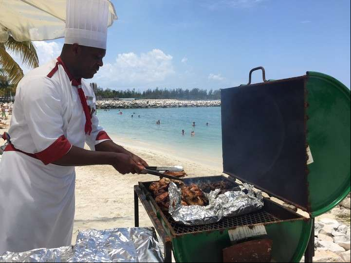 La típica y picante salsa jerk nunca falta sobre el pollo, cerdo o pescado (DP/Viajes).
