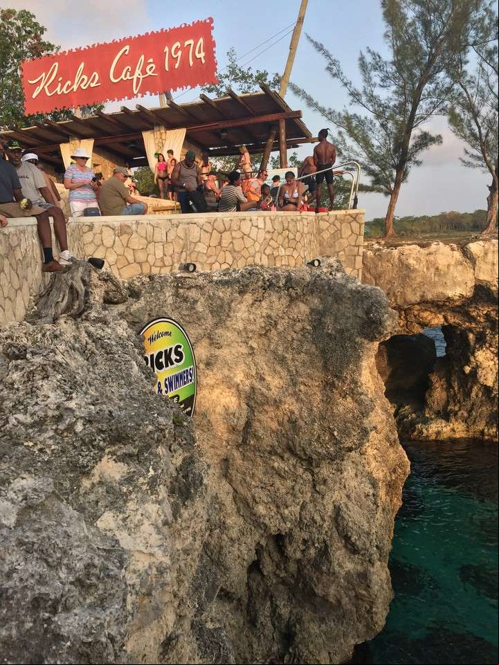 El famoso Rick's Café se destaca por los clavadistas desde los acantilados y bandas en vivo (DP/Viajes).