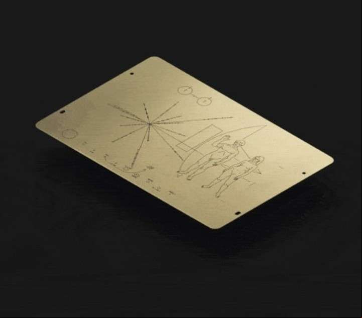 La placa que llevó la sonda Pioneer medía 15,2 x 22,9 centímetros. Foto: NASA.