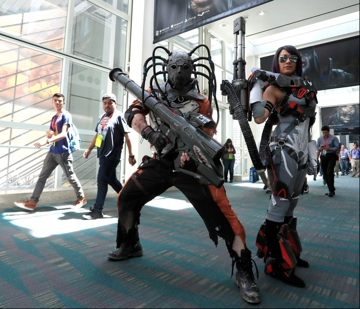La pasión por el mundo de los videojuegos y el gran negocio que rodea a esa industria tecnológica se citan estos días en la E3, la feria más importante del sector en todo el mundo y que durante tres días acogerá a más de 60.000 personas en el Centro de Convenciones de Los Ángeles. El evento se desarrolla del 13 al 15 de junio de 2017. (EFE/MIKE NELSON eeuu los angeles)