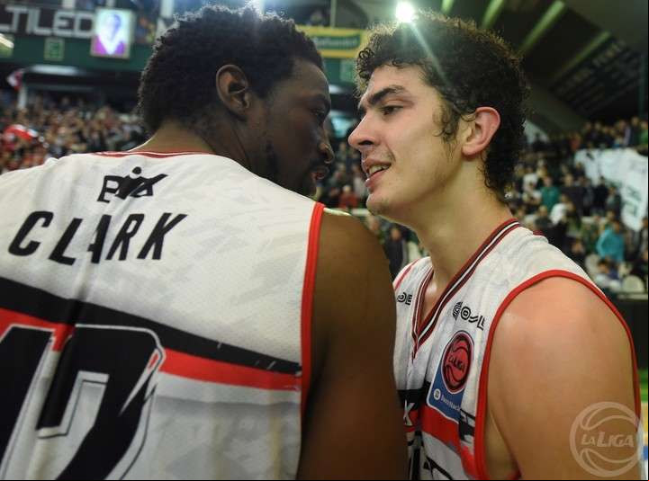 Eric Flor, cara a cara con Ivory Clark uno de los que hacen sacrificios por Quilmes. (La Liga Contenidos)