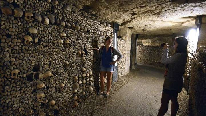 Los restos de seis millones de parisinos descansan en el osario subterráneo, objeto de turismo para 300.000 visitantes al año. Foto Dominique Faget / AFP.