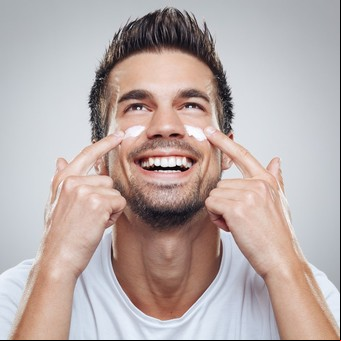 La vitamina que los japoneses usan en cremas para hidratar la piel y prevenir manchas en el rostro