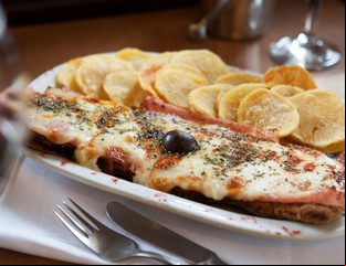 Este bodegón de Puerto Madero tiene milanesas libres por $14.000 los viernes y sábados: incluye 5 variedades de carne y pollo