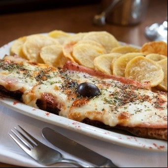 Este bodegón de Puerto Madero tiene milanesas libres por $14.000 los viernes y sábados: incluye 5 variedades de carne y pollo