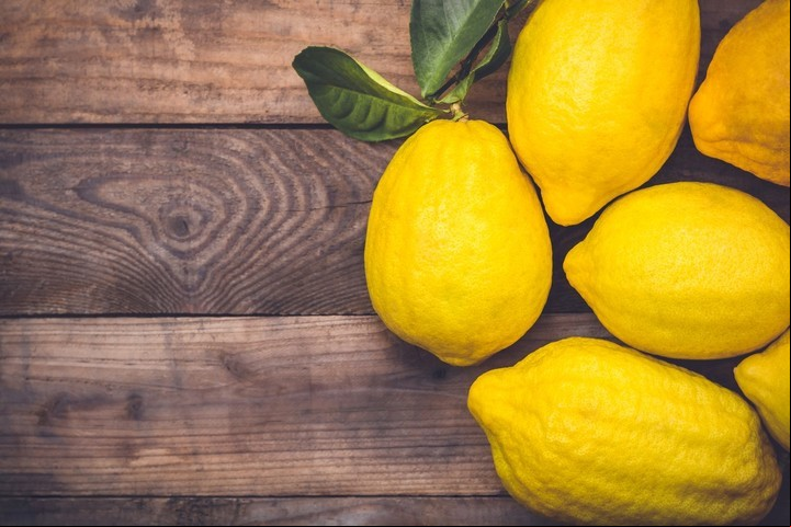 El limón, un excelente antioxidante. Tomar en ayunas agua tibia con limon es realmente beneficioso para la salud.