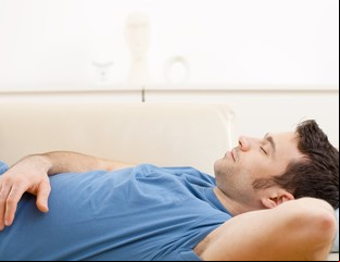 En un shopping: crean cabinas para dormir mientras el otro sale de compras