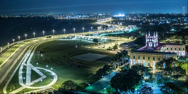 Vista aérea de la Costanera al anochecer.
